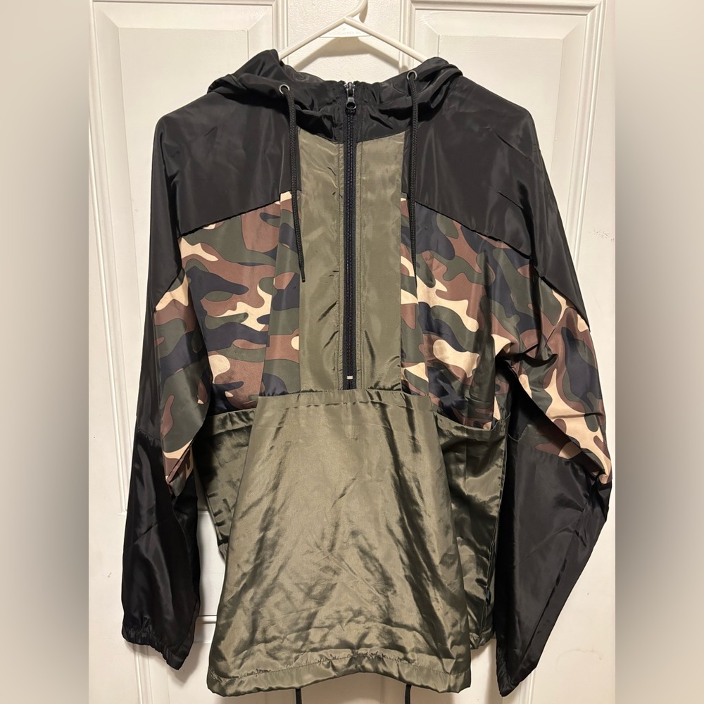 Men’s Large Camouflage Windbreaker 1/4 Zip New Without Tags Nice Never worn